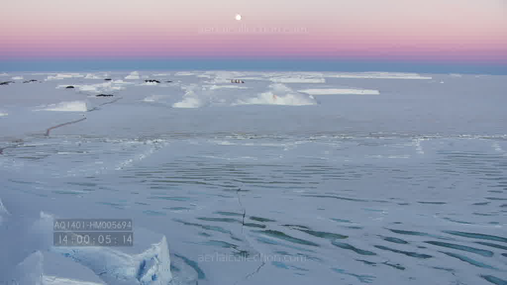 Vol dans un canyon du glacier l'Astrolabe l'été au crépuscule