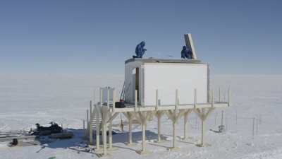 Logistique à la station: construction d'un abri pour un observatoire de sismologie