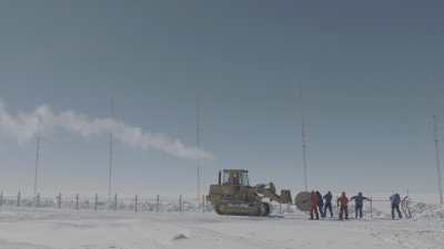 Passage de câble entre la station et l'abri scientifique et technique du programme SUPERDARN