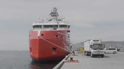 Chargement du patrouilleur-ravitailleur polaire l'Astrolabe à Hobart
