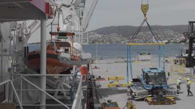 Chargement du patrouilleur-ravitailleur polaire l'Astrolabe à Hobart