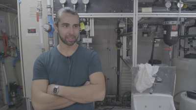 Explications du technicien Benoît Joncheray sur le  recyclage et le traitement des eaux