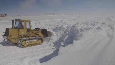 Prélèvement de neige pour la fabrication d'eau potable