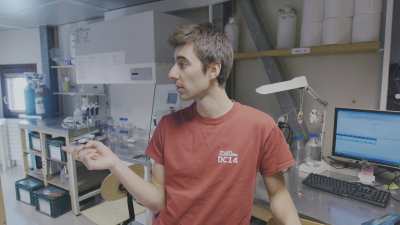 Travail et explications dans le laboratoire de glaciologie