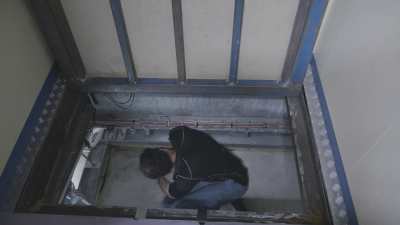 Entretien sous le plancher de la station