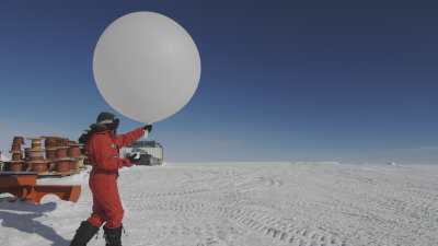 Ballon météo et tournée quotidienne de vérification d'instruments
