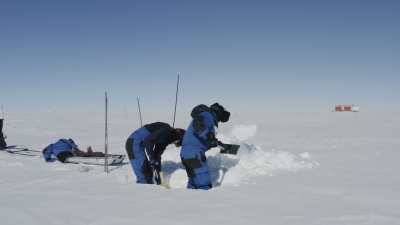 Creusement d'un trou dans la neige