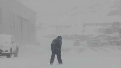 Vues extérieures de la Station Mario Zucchelli pendant une tempête de neige