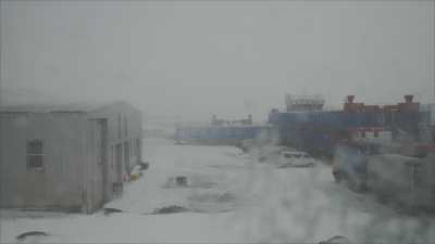 Vues extérieures de la Station Mario Zucchelli pendant une tempête de neige