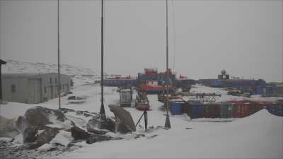 Vues extérieures de la Station Mario Zucchelli pendant une tempête de neige
