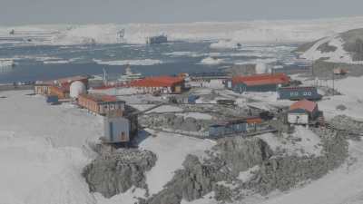 La base Dumont d'Urville et le ravitailleur polaire l'Astrolabe