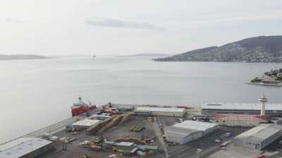 L'Astrolabe à quai à Hobart en drone