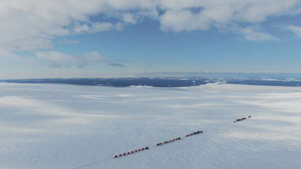 Le convoi de ravitaillement de la station scientifique Concordia près de l'océan