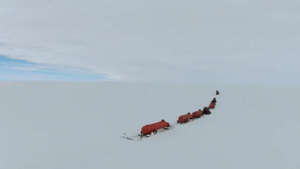 Le convoi de ravitaillement de la station scientifique Concordia près de l'océan