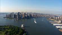 Plans larges du site de la ville, Manhattan, la statue de la Liberté et le port