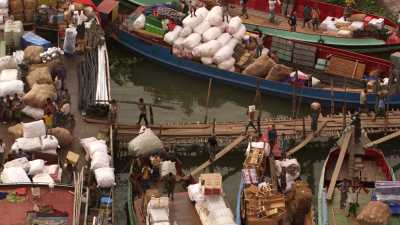 Chargement de barques à Port Sadarghat