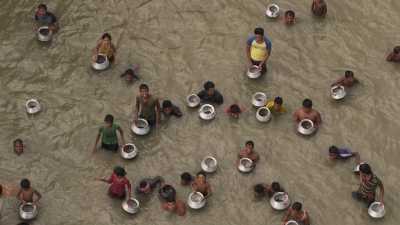Hommes et enfants pêchant dans la rivière