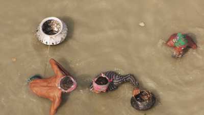 Hommes et enfants pêchant dans la rivière