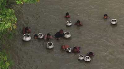 Hommes et enfants pêchant dans la rivière