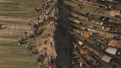 Transport de marchandises traditionnelles (bambou)