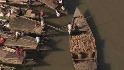 Transport de marchandises traditionnelles (bambou)