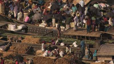 Transport de marchandises traditionnelles (bambou)