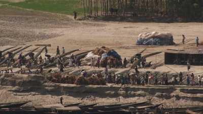 Transport de marchandises traditionnelles (bambou)