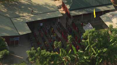 Enfants dans la cour d'une école