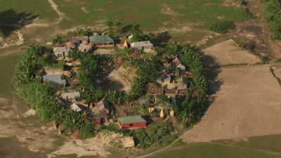 Enfants dans une école d'un village modèle
