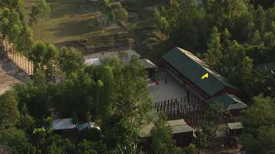 Enfants dans une école d'un village modèle