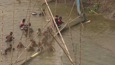 Hommes et enfants pêchant dans la rivière