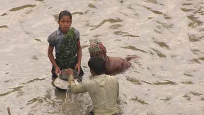 Hommes et enfants pêchant dans la rivière