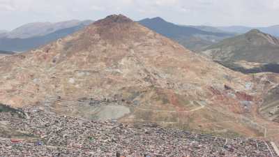 La ville construite à flanc du Cerro Rico de Potosi