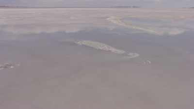 Survol des étendues blanches du Salar