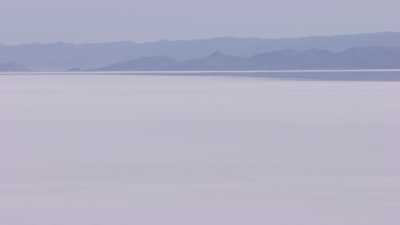 Les îles du Salar surgissent, fantômatiques