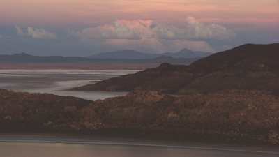 Coucher de soleil rose sur le Salar et Incahuasi