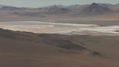 Salar aux couleurs vives entourés de montagnes