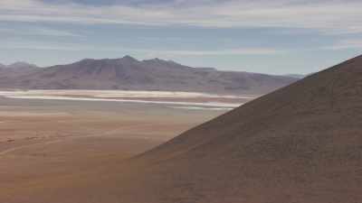 La Laguna Colorada aux couleurs contrastées dans la montagne