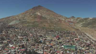 Plans larges de la ville, une église en montagne