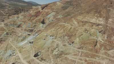 Mine d'argent, mineurs au travail et ville en arrière-plan