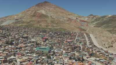 la ville surplombée par les mines d'argent