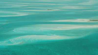 Formes harmonieuses des bancs de sable dans la mer