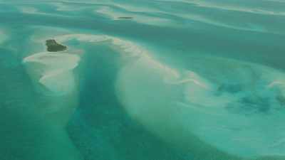 Des bancs de sable et des îlots affleurent
