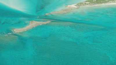 Eaux vertes peu profondes bancs de sable, îles vertes