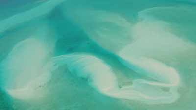 Bancs de sable dans des eaux claires peu profondes