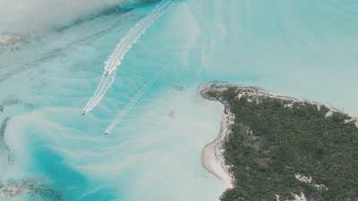 Bateaux à moteur au milieu des îles et des bancs de sable