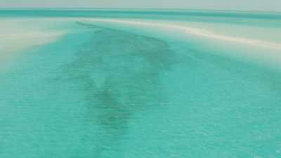 Bancs de sable dans des eaux claires peu profondes
