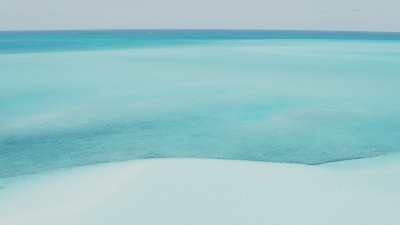 Eaux vertes peu profondes, bancs de sable, herbiers