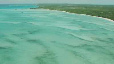 Chapelet d'îles et de plages, bateaux de plaisance