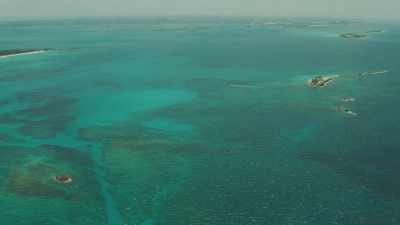 Survol d'îles et d'anses au sable blanc